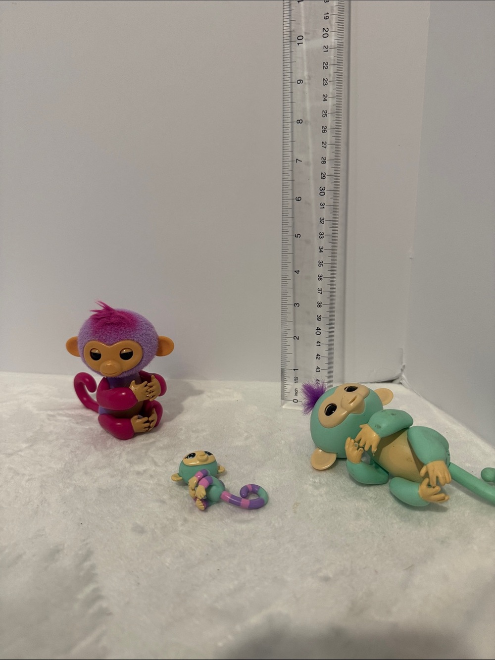 Fingerlings by WowWee mint and indigo lot of 2 they do work